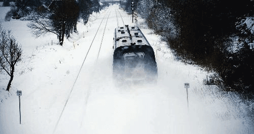 Et IC3-tog forcerer fygesneen i Himmerland. Når det fyger kraftigt, er rygraden i beredskabet DSB's tunge MY-diesellokomotiver med en kraftig